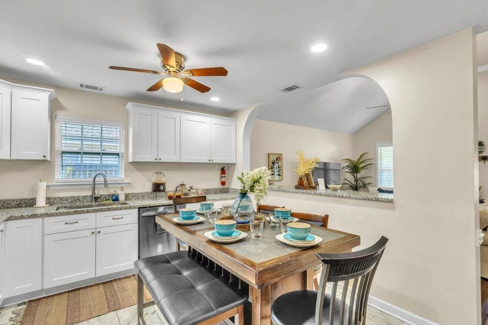 Kitchen or kitchenette, Dining area