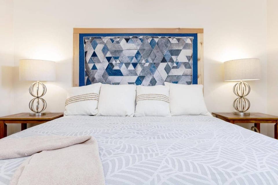 Bed, Natural landscape, Activities, Bedroom, Location