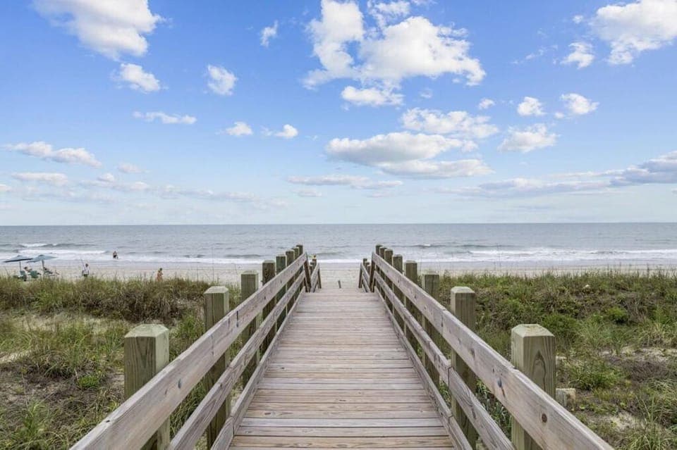 FREEDOM! 100 yds to the Beach with lake view too! House in North Myrtle Beach