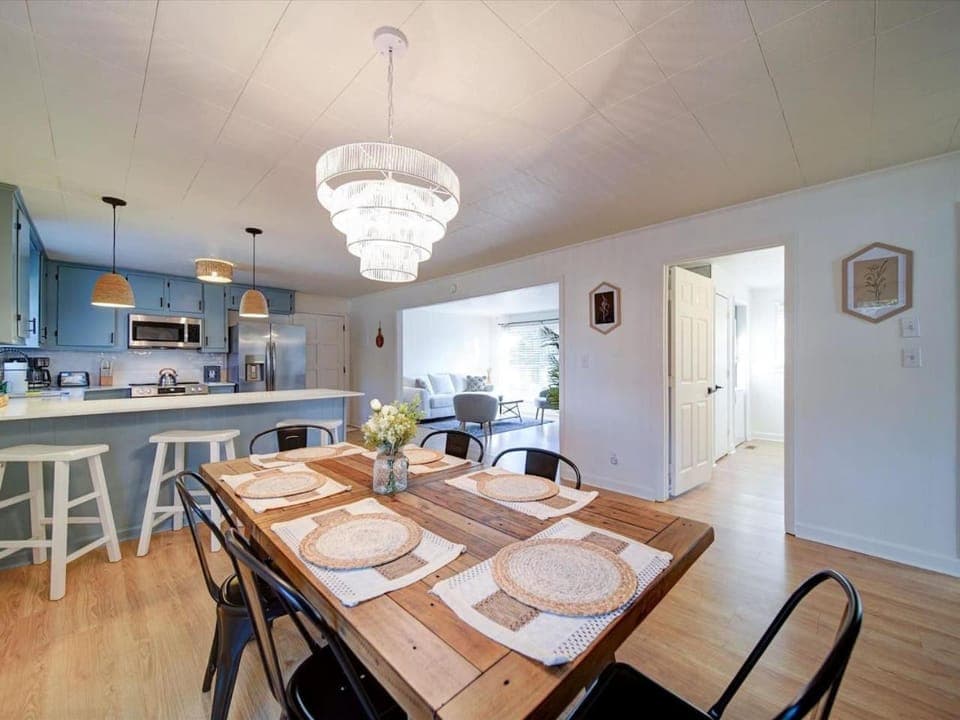 Cozy Riverside Cottage Fully Updated Quiet 3 beds House in Belmont