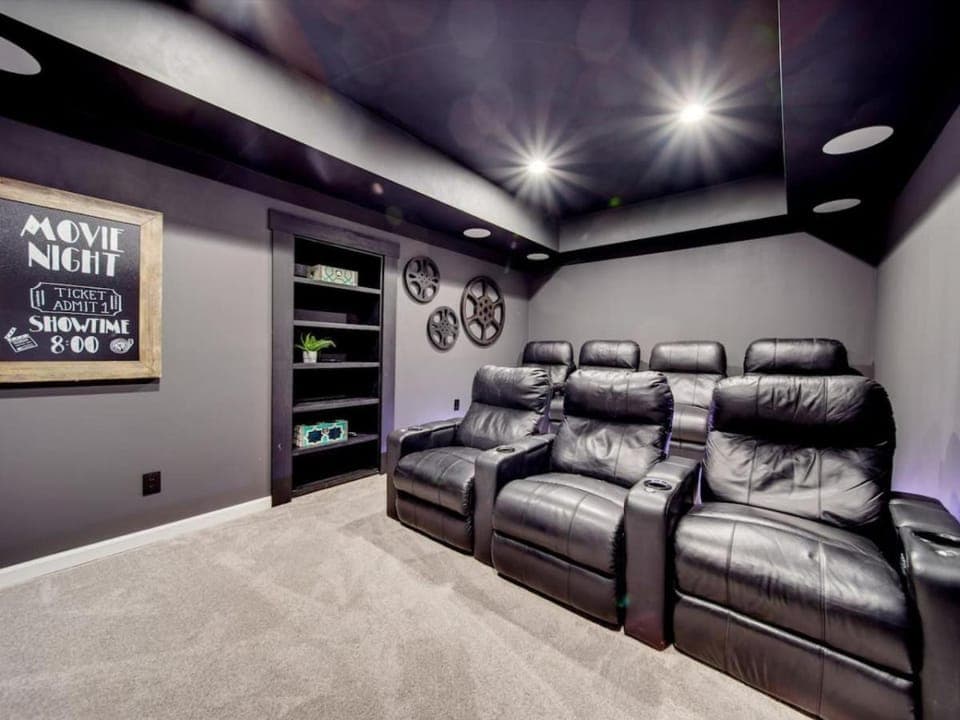 5BR Farmhouse Lake Retreat Pool Hot Tub Theater House in Lake Wylie
