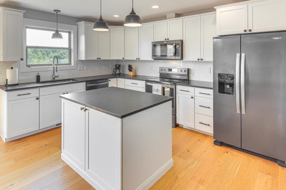 5 Mi to Dtwn, Stunning Views: Weaverville Retreat! House in Buncombe County