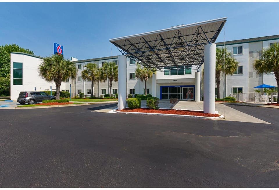 Property building, Facade/entrance, Parking