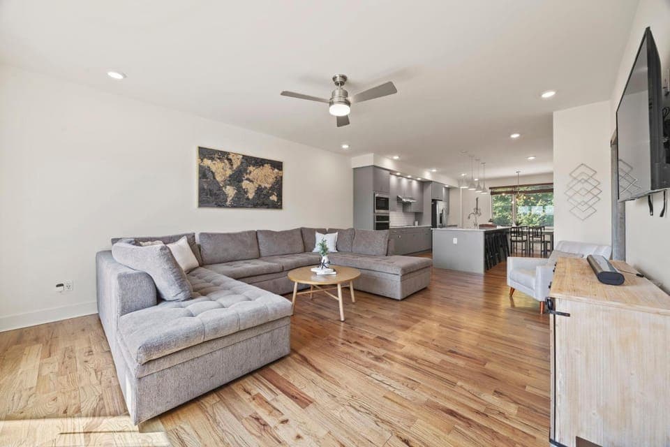 Communal lounge/ TV room, TV and multimedia, Living room, Seating area, Evening entertainment