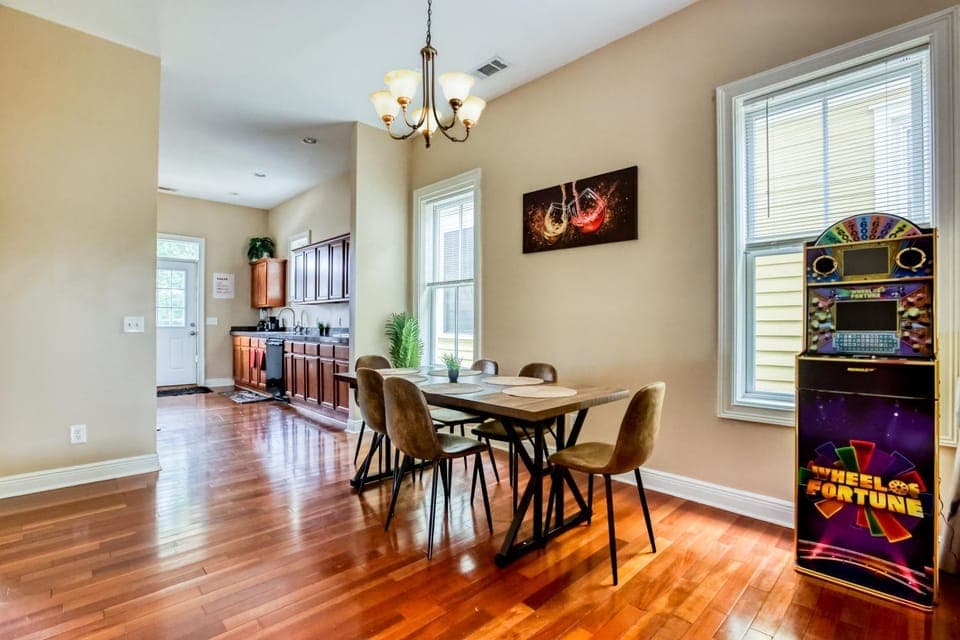 Game Room, Dining area