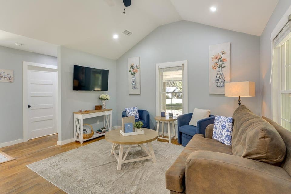 10 Mi to Tennessee River: Blue Willow-Themed Home House in Pickwick Lake