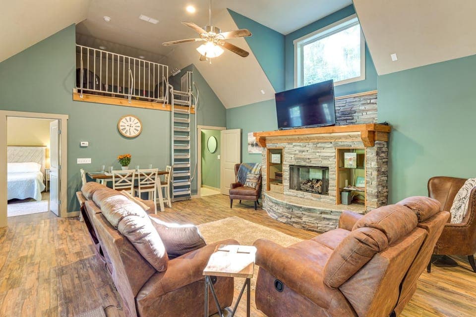 'Tookies Retreat' Walk to Mairina! Home w/ Hot Tub House in Center Hill Lake