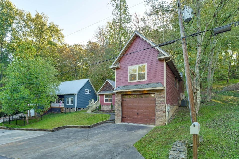 'Tookies Retreat' Walk to Mairina! Home w/ Hot Tub House in Center Hill Lake
