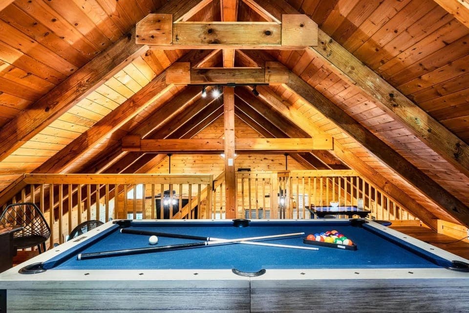 Secluded & Central, Hot Tub, Game Rm, Dog Friendly House in Pigeon Forge