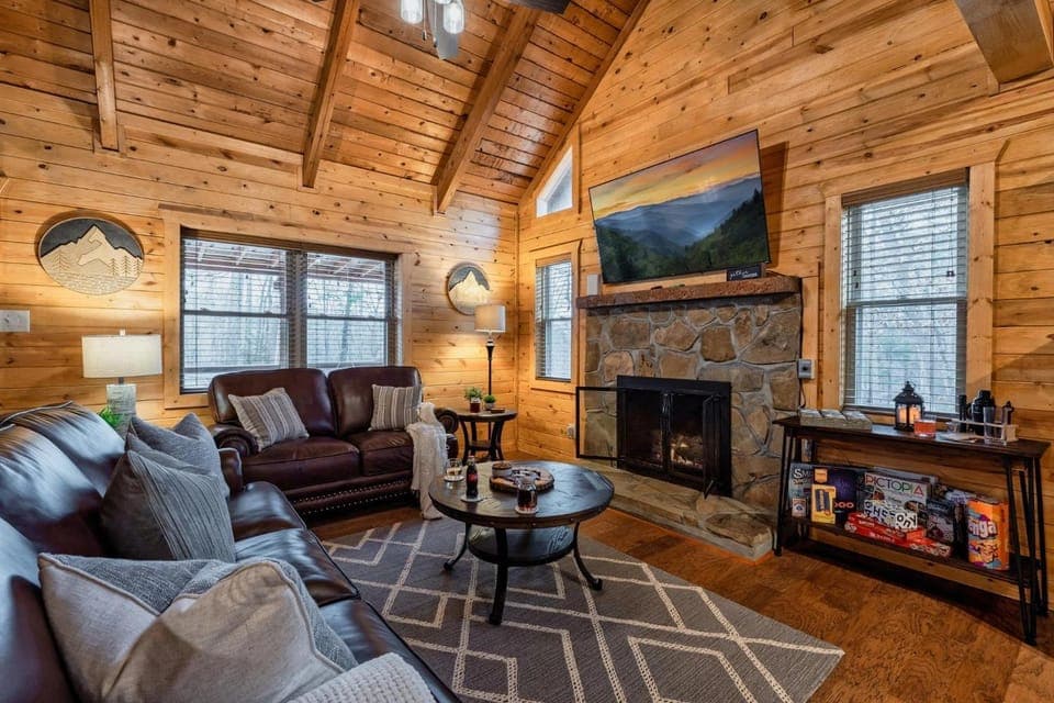Secluded & Central, Hot Tub, Game Rm, Dog Friendly House in Pigeon Forge