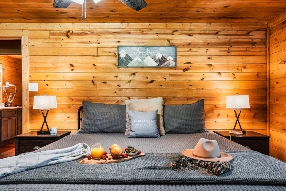 Secluded & Central, Hot Tub, Game Rm, Dog Friendly House in Pigeon Forge