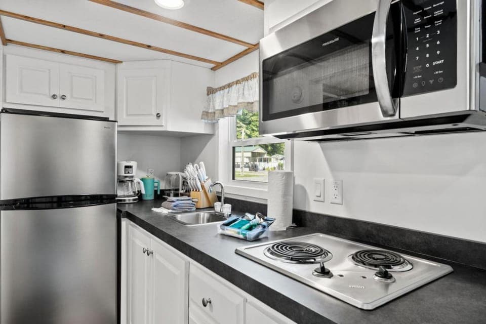 Breezy - Riverfront Tiny Home, King Bed, and Deck! Apartment in Dillsboro