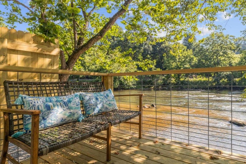 Breezy - Riverfront Tiny Home, King Bed, and Deck! Apartment in Dillsboro