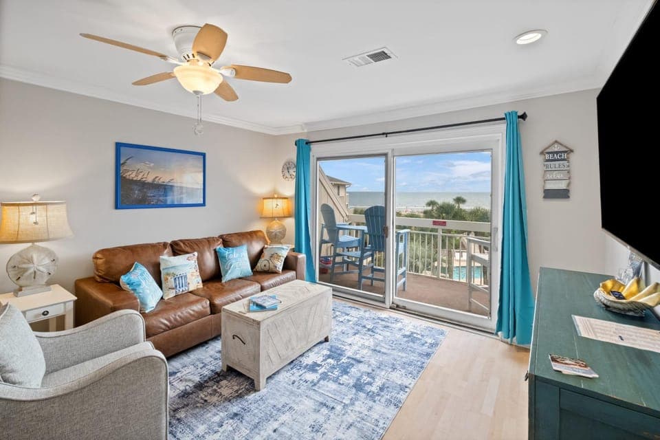 Communal lounge/ TV room, TV and multimedia, View (from property/room), Balcony/Terrace, Living room, Seating area
