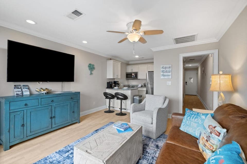 TV and multimedia, Kitchen or kitchenette, Photo of the whole room, Seating area, Dining area, Evening entertainment