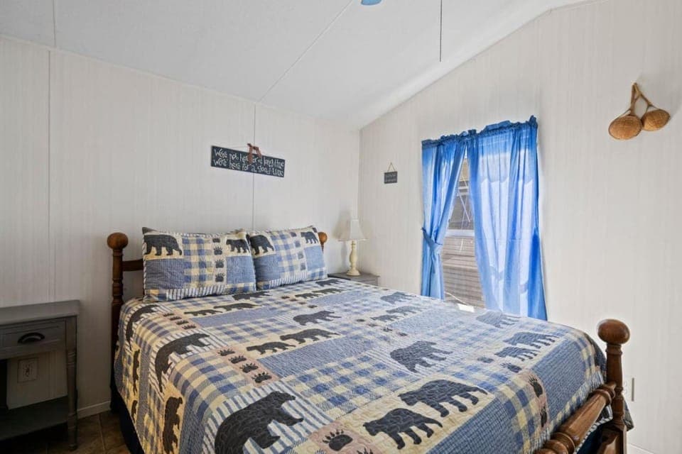 Tucked Away - Magical Location on the River, Hiking, and Rafting! House in Swain County