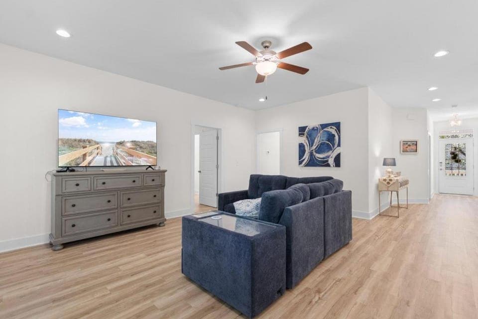 Munn Hub Live the Dream 4 Bdrm Home with Pool House in Pawleys Island