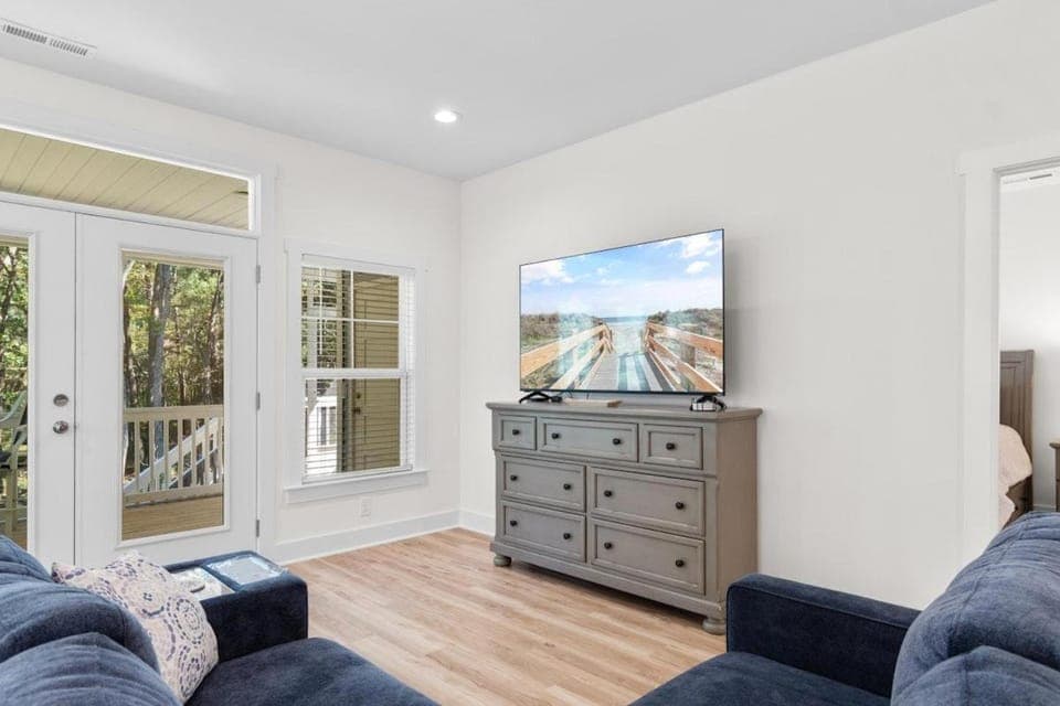 Munn Hub Live the Dream 4 Bdrm Home with Pool House in Pawleys Island