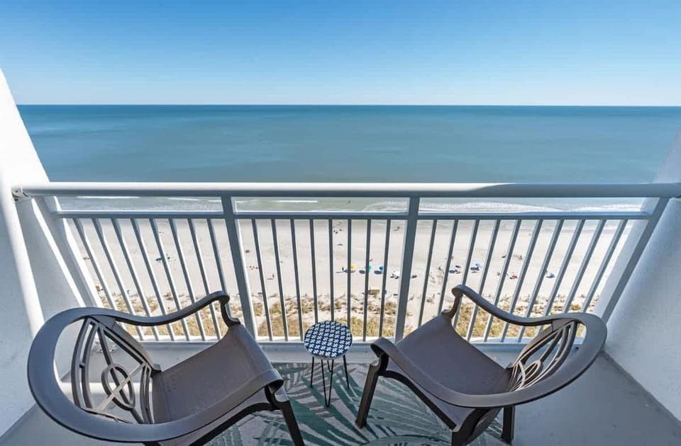 1BR Camelot Resort, Direct Oceanfront Views,Pools! House in Myrtle Beach