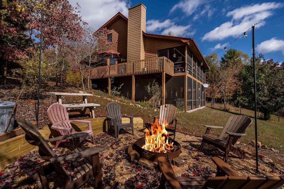 Property building, Patio, Spring, Day, BBQ facilities, Garden, View (from property/room), Balcony/Terrace, Seating area, Evening entertainment, Garden view, sunbed