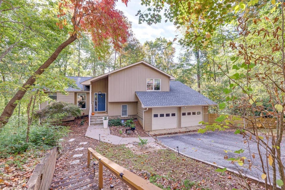 Forest-View Gem on Vaughn Creek < 1 Mi to Dtwn! House in Tryon