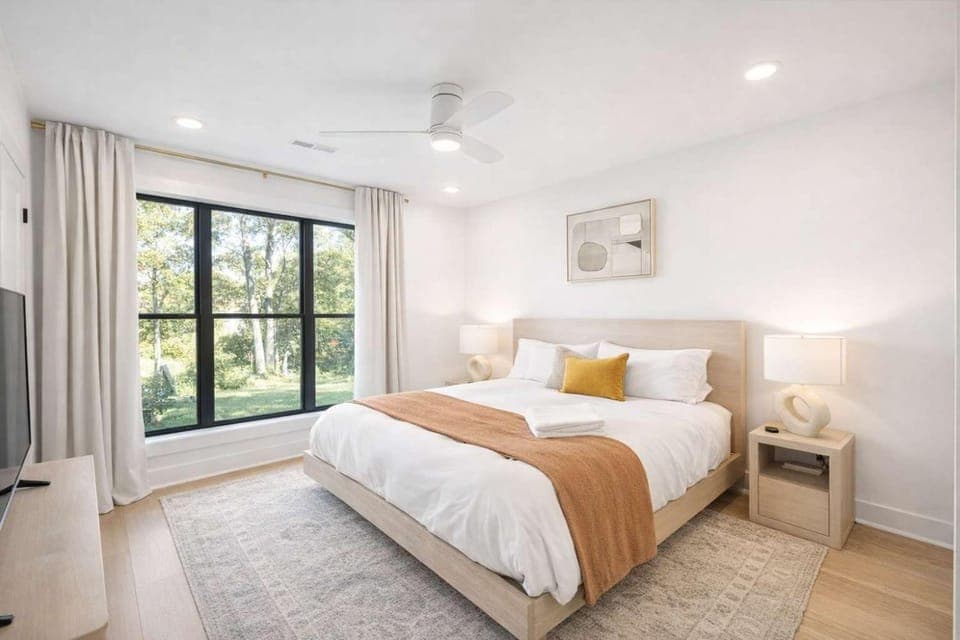 Nashville Getaway Rooftop Views & Modern Comfort Apartment in Berry Hill
