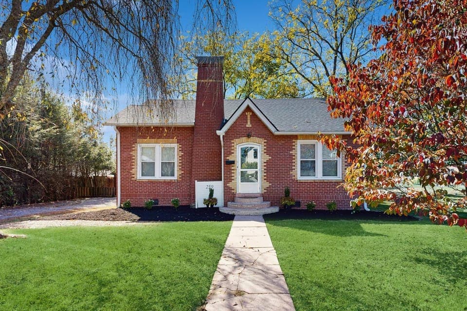 Main Street Cottages House in Brevard