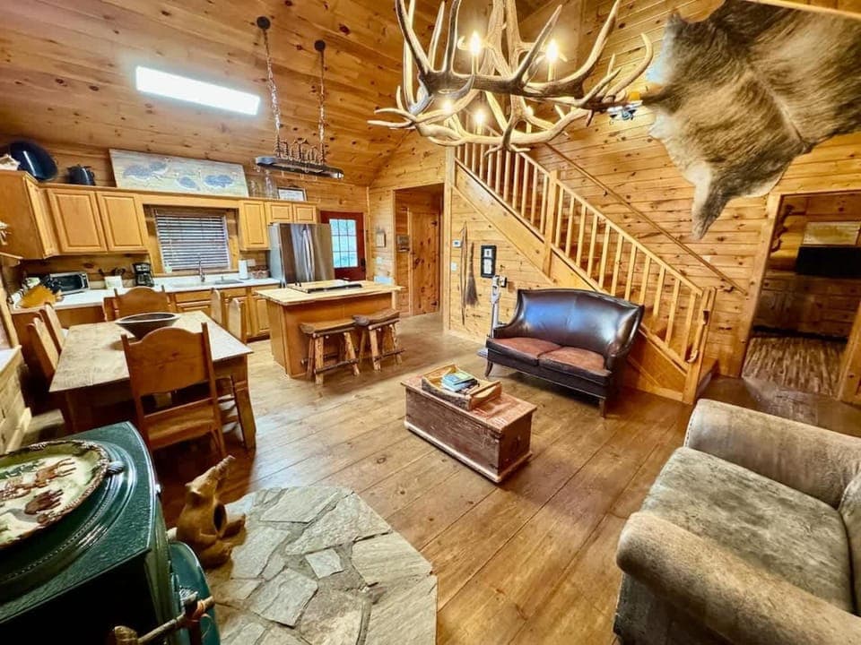 Watauga Lake Retreat Cozy family cabin Sleeps 8 Cabin in Watauga Lake