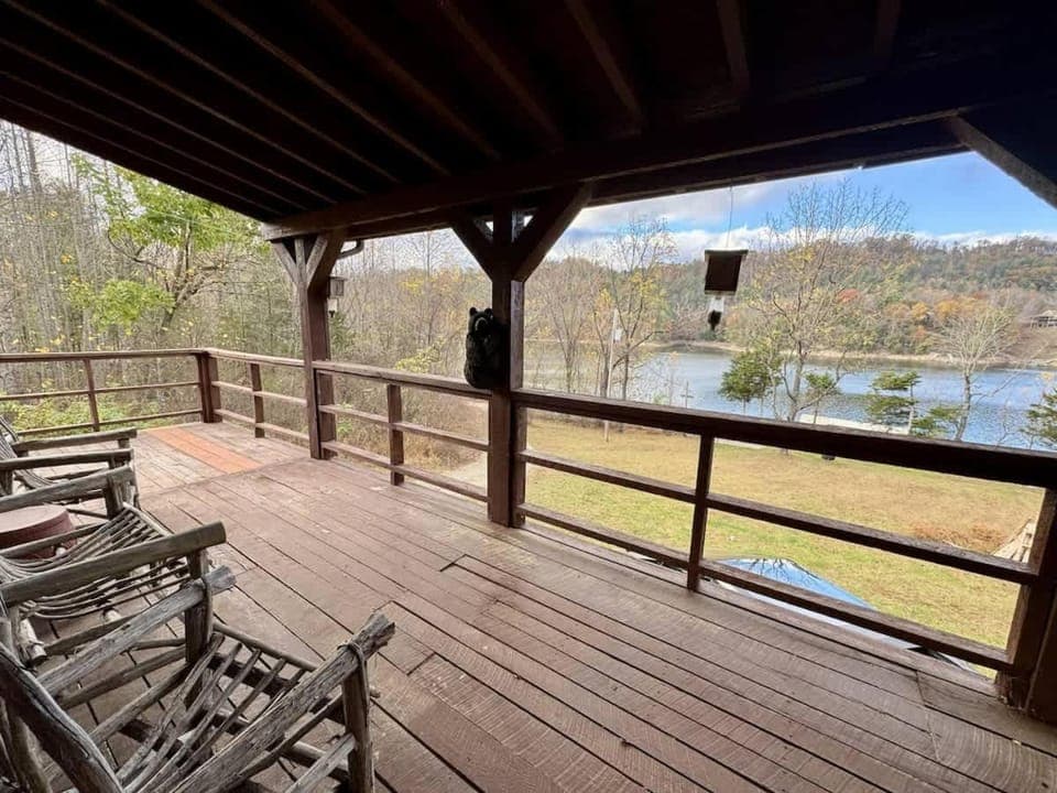 Watauga Lake Retreat Cozy family cabin Sleeps 8 Cabin in Watauga Lake