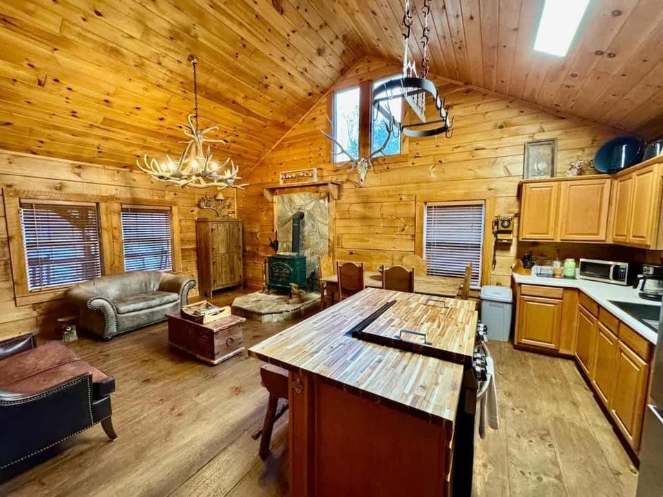 Watauga Lake Retreat Cozy family cabin Sleeps 8 Cabin in Watauga Lake