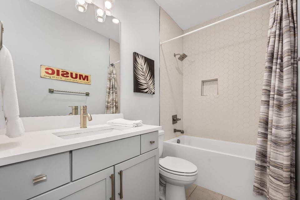 Stylish 4BR - Rooftop Deck Near Downtown House in East Nashville