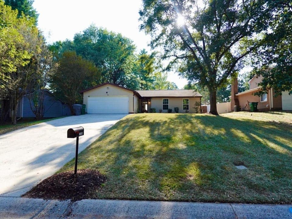 Spacious Dog-Friendly Retreat Near Ballantyne House in Pineville