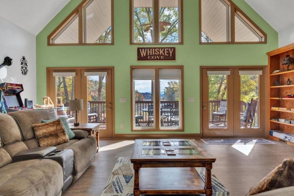 Whiskey Cove Lakefront 2 Fireplaces 2 FirePits House in Baneberry