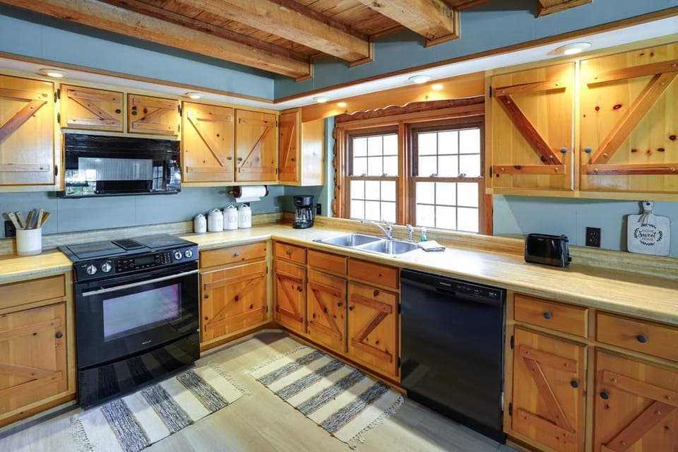 Kentucky Lake Access! Family Log Cabin w/ Deck Cabin in Lake Barkley