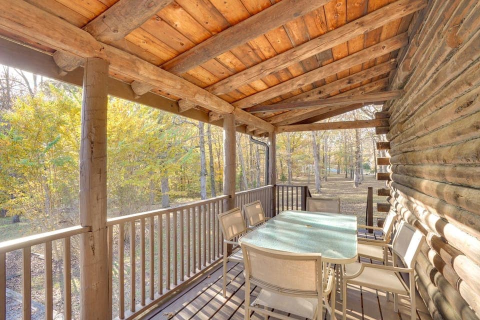 Kentucky Lake Access! Family Log Cabin w/ Deck Cabin in Lake Barkley