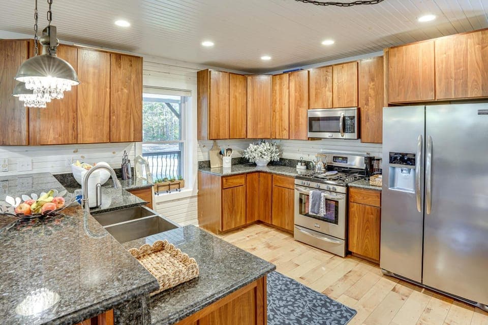 Walk to Marina & Beach: Charming Home in Hardin House in Lake Barkley