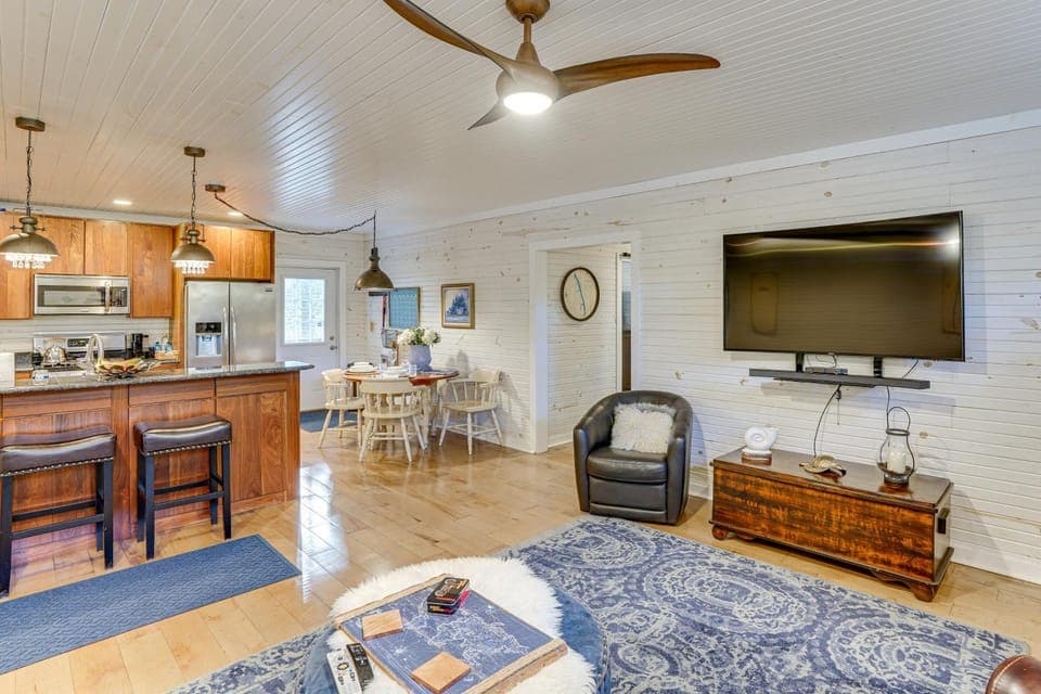 Walk to Marina & Beach: Charming Home in Hardin House in Lake Barkley