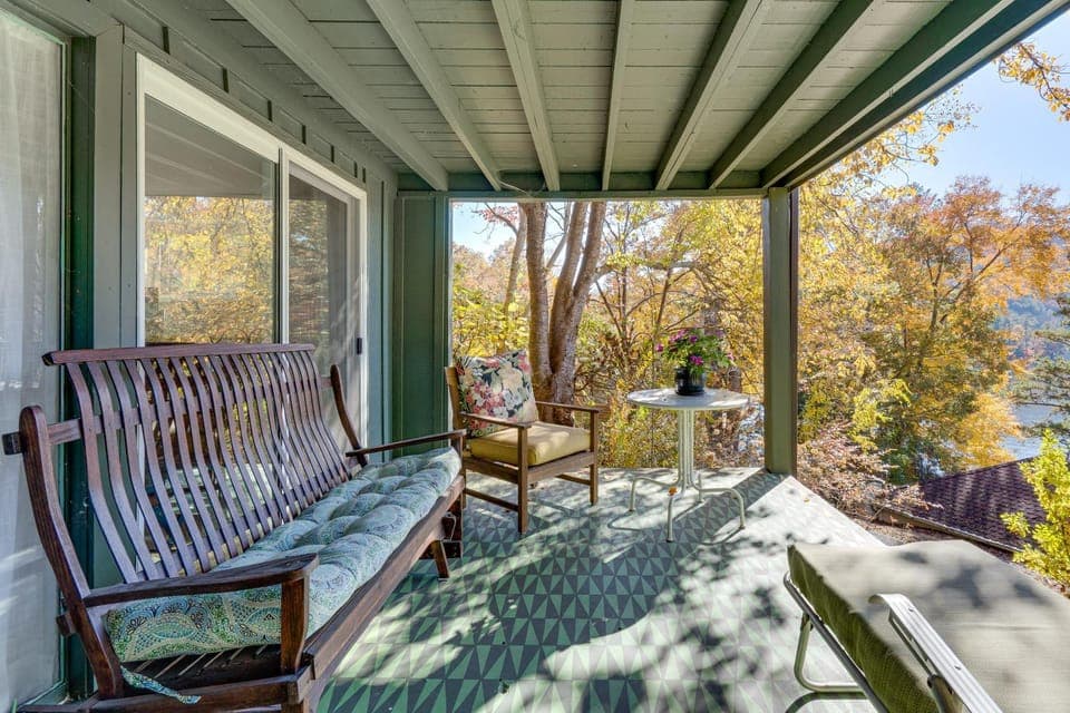 ‘Casa Alcoa’ Mtn-View Apt Over Santeetlah Lake! Apartment in Lake Santeetlah