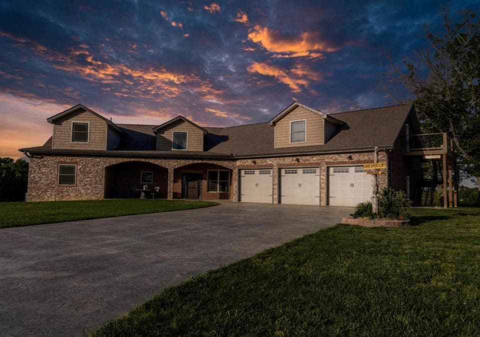 Lakeview Family Cabin with Game Room, Guest Suite Cabin in Douglas Lake
