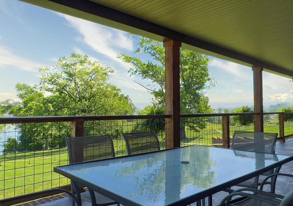 Lakeview Family Cabin with Game Room, Guest Suite Cabin in Douglas Lake