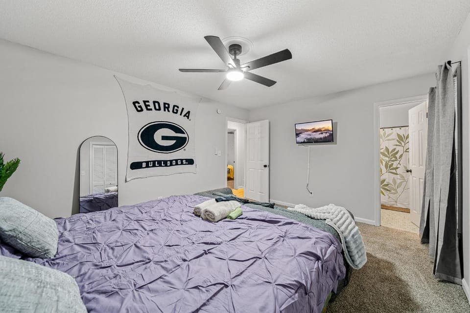 Bed, TV and multimedia, Photo of the whole room, Bedroom, towels