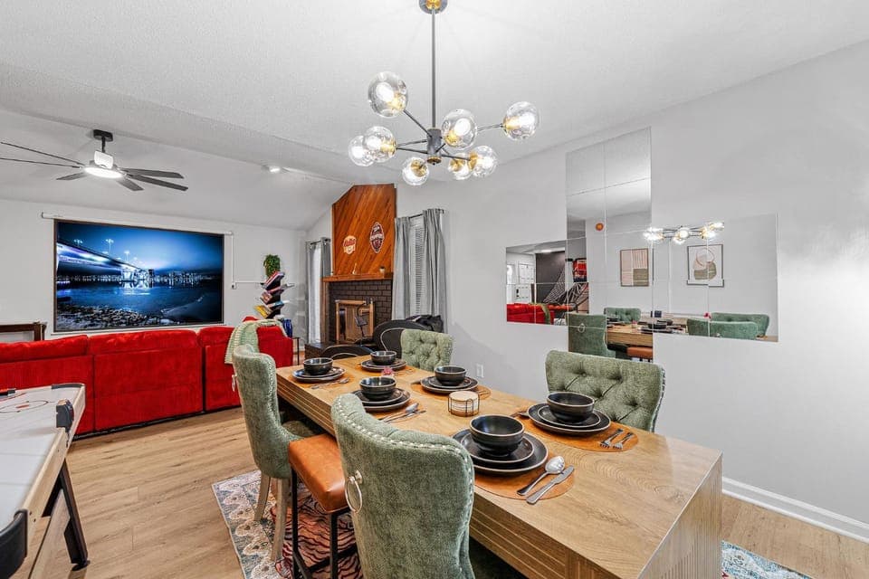 TV and multimedia, Living room, Seating area, Dining area, fireplace