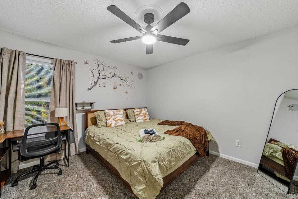 Bed, Photo of the whole room, Seating area, Bedroom, towels