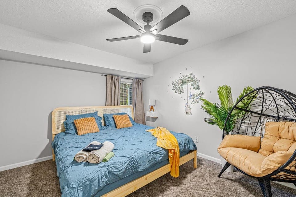 Bed, Photo of the whole room, Seating area, Bedroom, towels