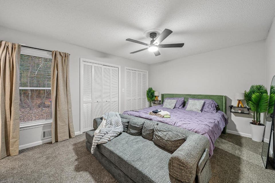 Bed, Photo of the whole room, Seating area, Bedroom, towels