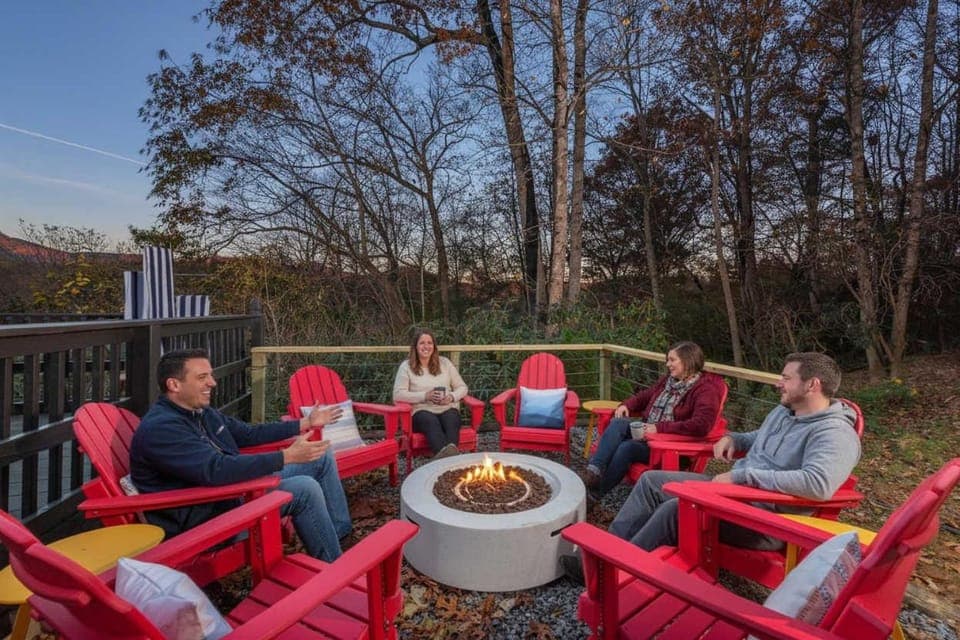 Expansive Deck Sleeps 16 Hot Tub Game Room House in Fairview