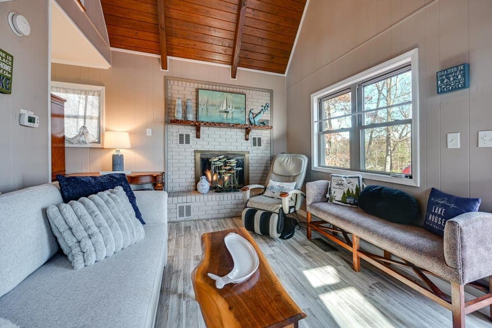A Hidden Gem! Couple’s Escape w/ Dale Hollow Views House in Tennessee