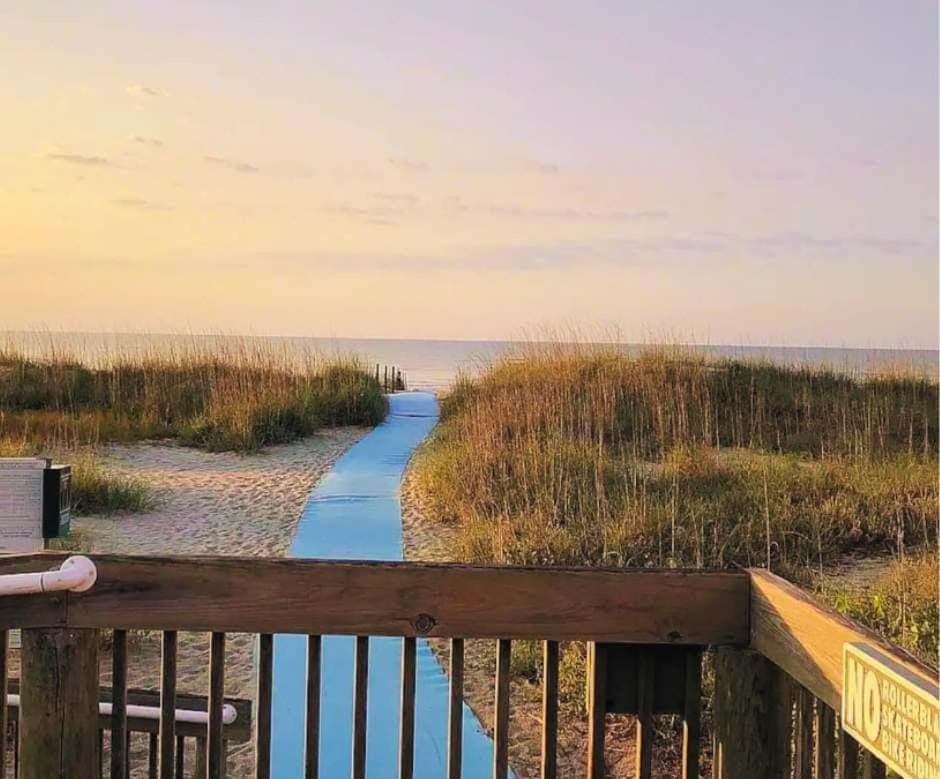 Coastal 2BR w Shared Pool & Tennis Near Beach House in Folly Field