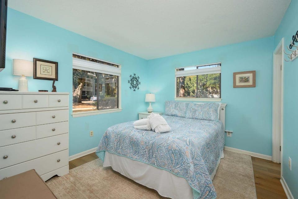 Coastal 2BR w Shared Pool & Tennis Near Beach House in Folly Field