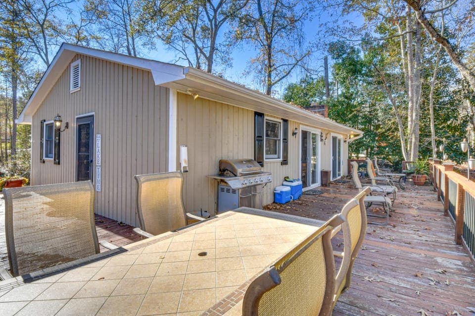 Private Lakefront Home w/ Views & Dock in Hartwell House in Reed Creek